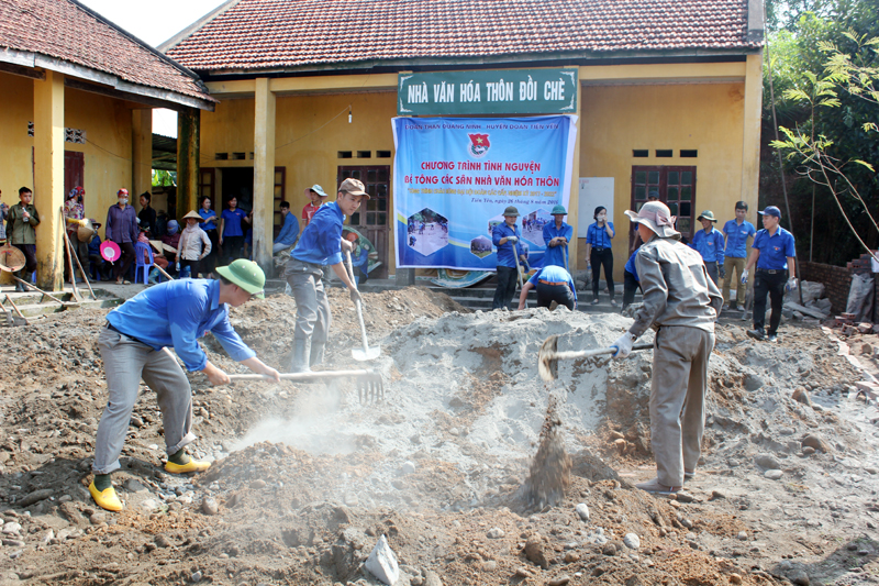Đoàn viên thanh niên huyện Tiên Yên phối hợp với Đoàn than tỉnh Quảng Ninh tham gia xây dựng nhà văn hóa ở các thôn