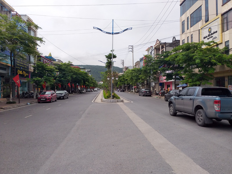 Tuyến phố Bái Tử Long mới được mở rộng và trồng cây xanh, tạo điềm nhấn cho không gian đô thị của thành phố