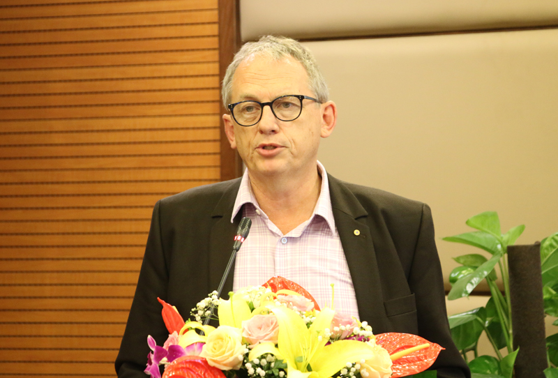 Giáo sư Richard Mackay, chuyên gia tư vấn về khoa học và kỹ thuật, Trung tâm Di sản thế giới UNESCO, tham luận tại Hội thảo.