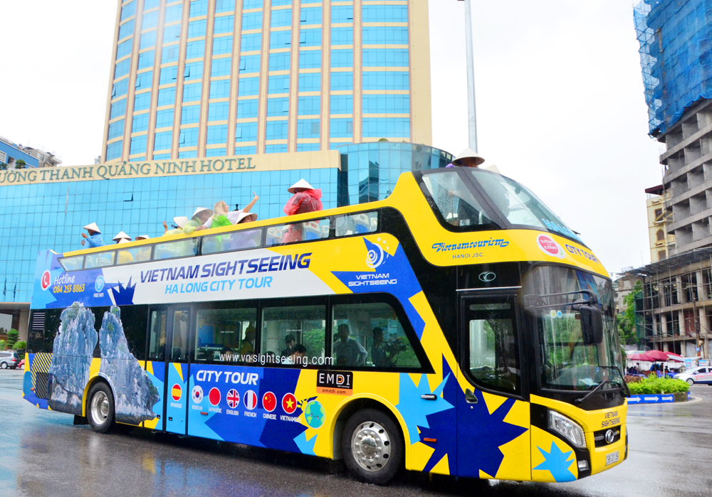 Buýt 2 tầng hiện đại, tiện nghi, đi qua nhiều tuyến, điểm du lịch chính của TP Hạ Long.