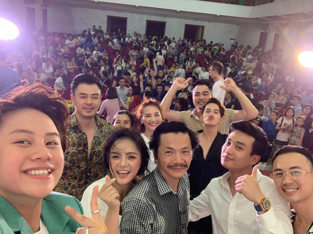Bảo Hân và dàn diễn viên Về nhà đi con tại buổi giao lưu với sinh viên tại Hà Nội tối 11/6.