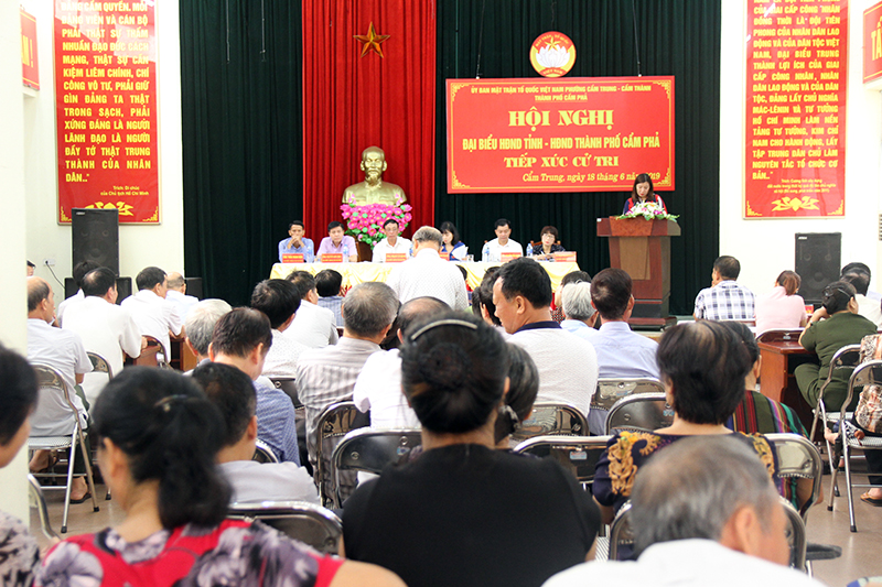 Quang cảnh buổi tiếp xúc cử tri tại phường Cẩm Thành, Cẩm Trung