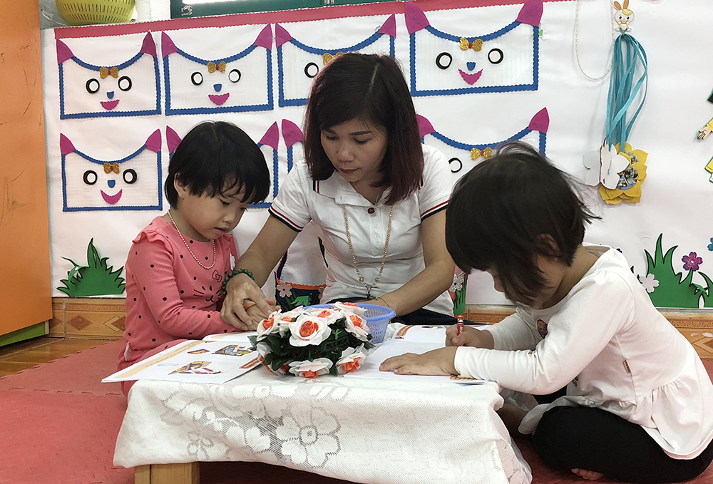 Cô giáo Hoàng Thị Phương, giáo viên Trường Mầm non Đồn Đạc, xã Đồn Đạc, huyện Ba Chẽ, dạy vẽ cho trẻ.