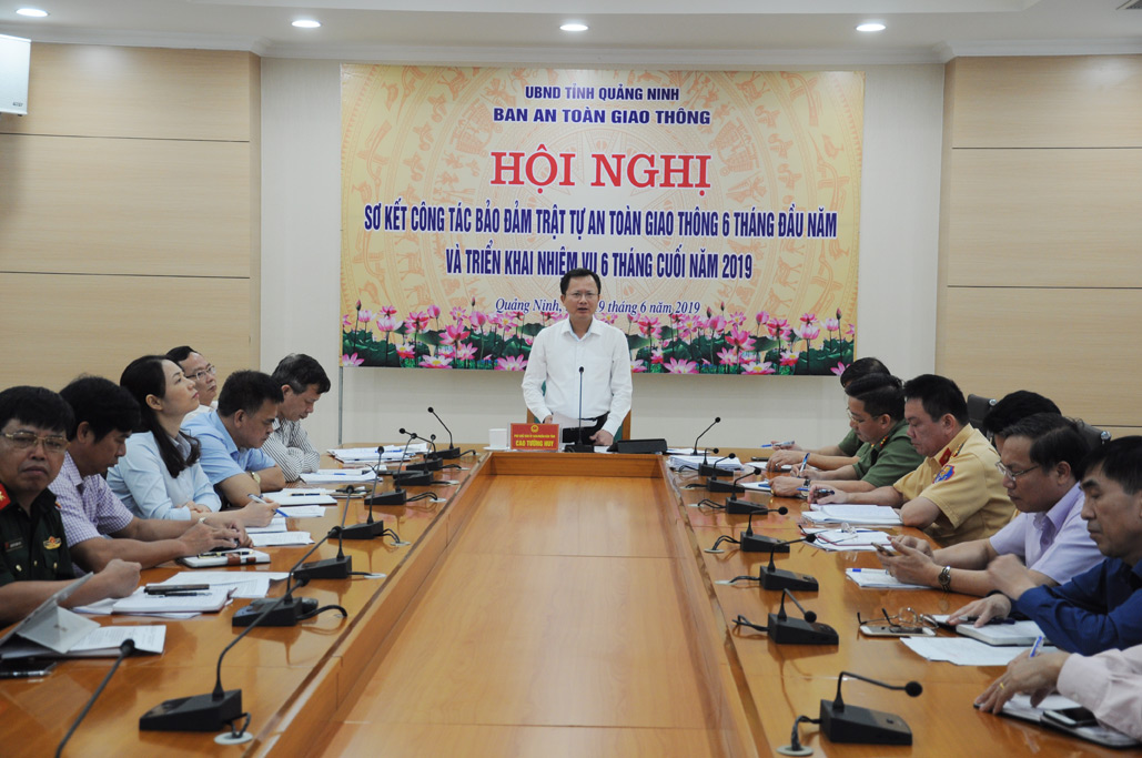 . Đồng chí Cao Tường Huy, Phó Chủ tịch UBND tỉnh, Phó ban phụ trách Ban ATGT phát biểu chỉ đạo tại hội nghị 