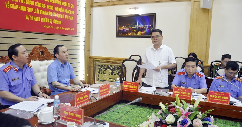 Đồng chí Phó Chủ tịch UBND tỉnh Bùi Văn Khắng phát biểu tại cuộc làm việc.