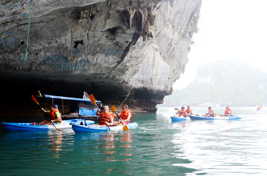 Chèo thuyền kayak trên Vịnh Hạ Long