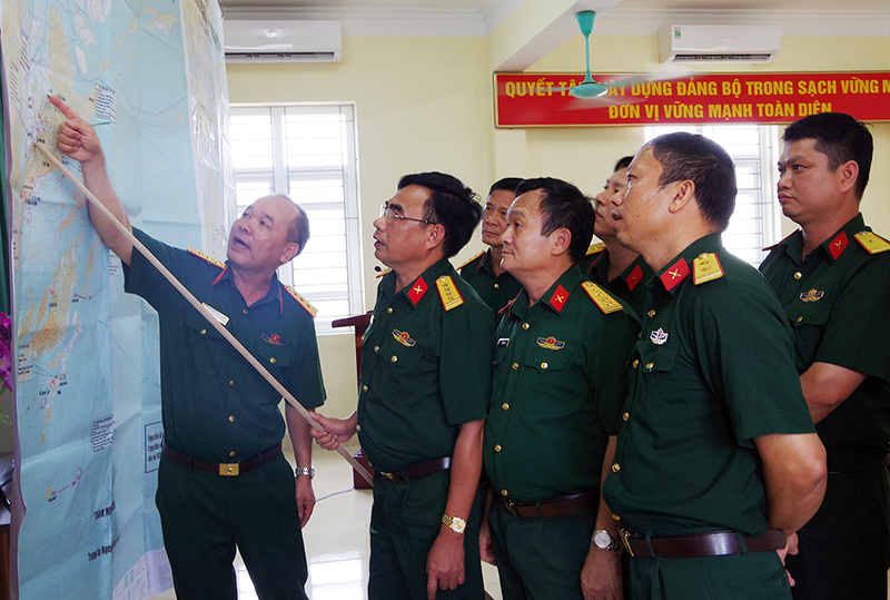 Đại tá Nguyễn Bá Ấn, Trưởng phòng cứu hộ, cứu nạn Bộ Tham mưu QK3 cùng đoàn công tác kiểm tra kế hoạch hiệp đồng PCTT-TKCN năm 2019 của Ban CHQS huyện Vân Đồn