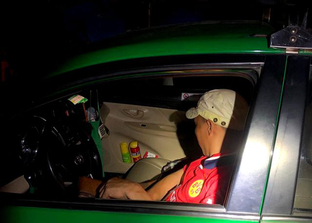  Đối tượng cướp taxi bị lực lượng CSGT tóm gọn khi đang lái xe bỏ chạy.