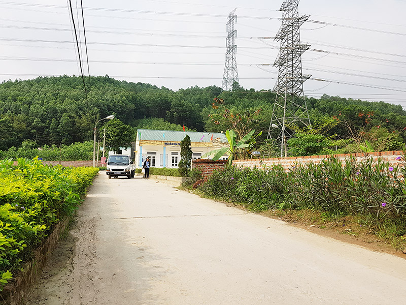Đường giao thông nông thôn xã Dương Huy (TP Cẩm Phả) được đầu tư mở rộng từ chương trình xây dựng nông thôn mới.