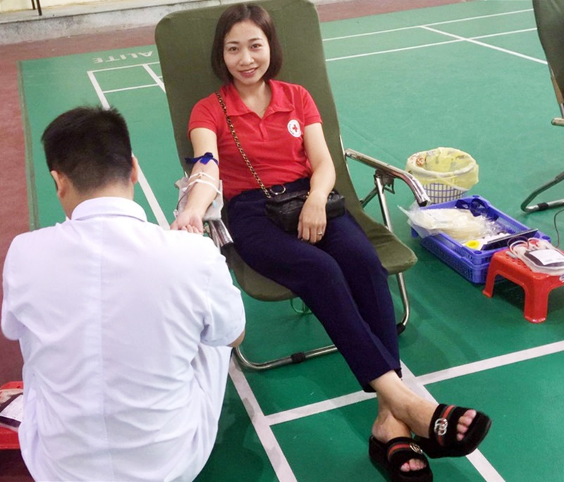Bạn Vũ Thị Trinh, Bí thư ĐTN xã Đoàn Kết (huyện Vân Đồn) trong một đợt tham gia hiến máu tình nguyện.