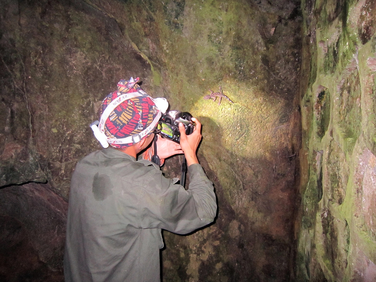 Để có được những bức ảnh mẫu quý giá về thạch thùng mí Cát Bà, Hải có thể mất hàng chục đêm leo núi, mò mẫm trong các hang động tối om mà không hoặc chưa có nhiều người đặt chân đến. (Tháng 7/2015).