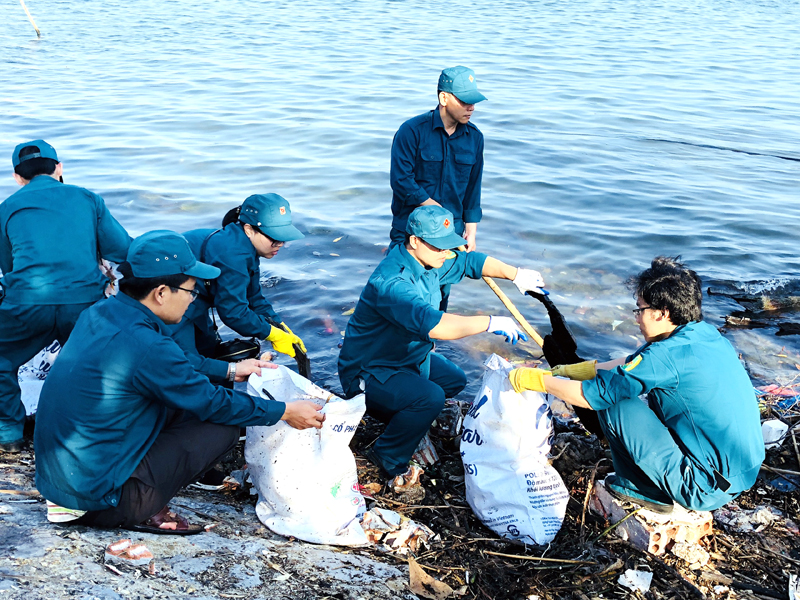 Tuổi trẻ Ban CHQS TP Hạ Long tham gia dọn rác, bảo vệ môi trường trên địa bàn thành phố.