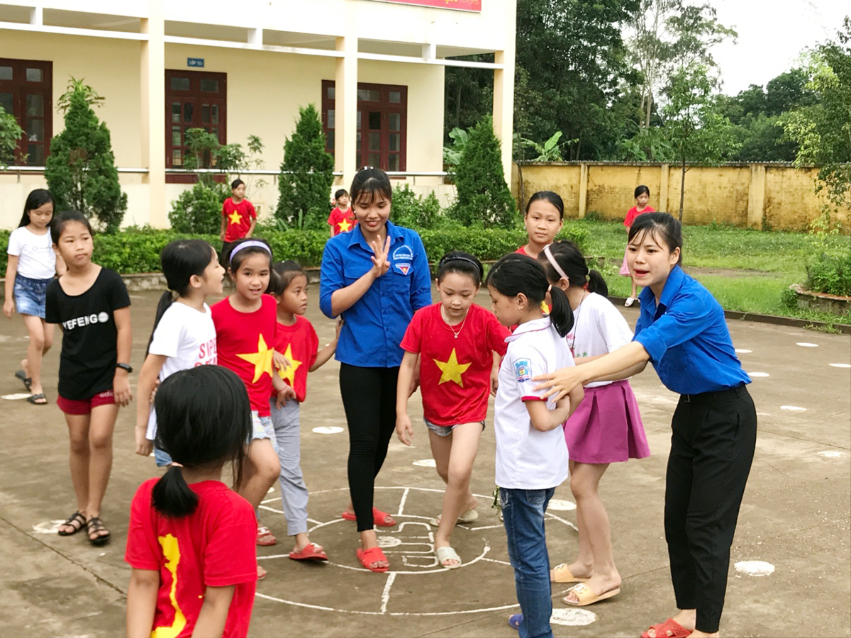 Các em nhỏ thôn Khe Lục, xã Đại Dực, huyện Tiên Yên chơi các trò chơi dân gian trong buổi sinh hoạt hè do Đoàn thanh niên xã tổ chức.