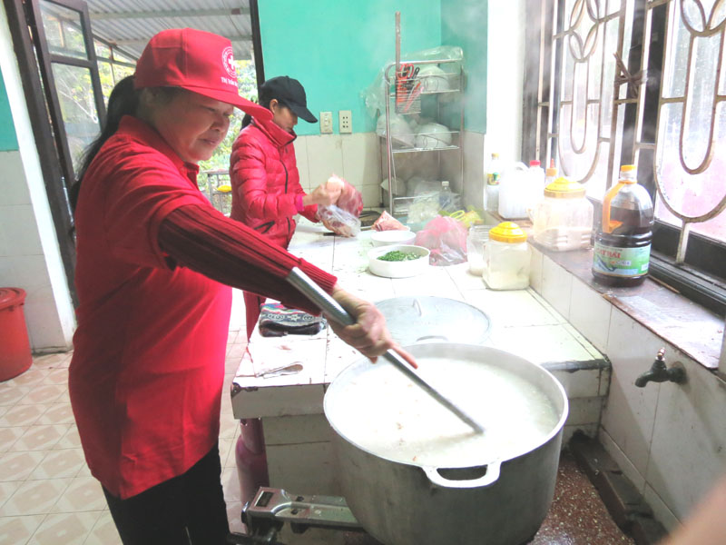 Bà Ngô Thị Thuận dang nấu cháo từ thiện