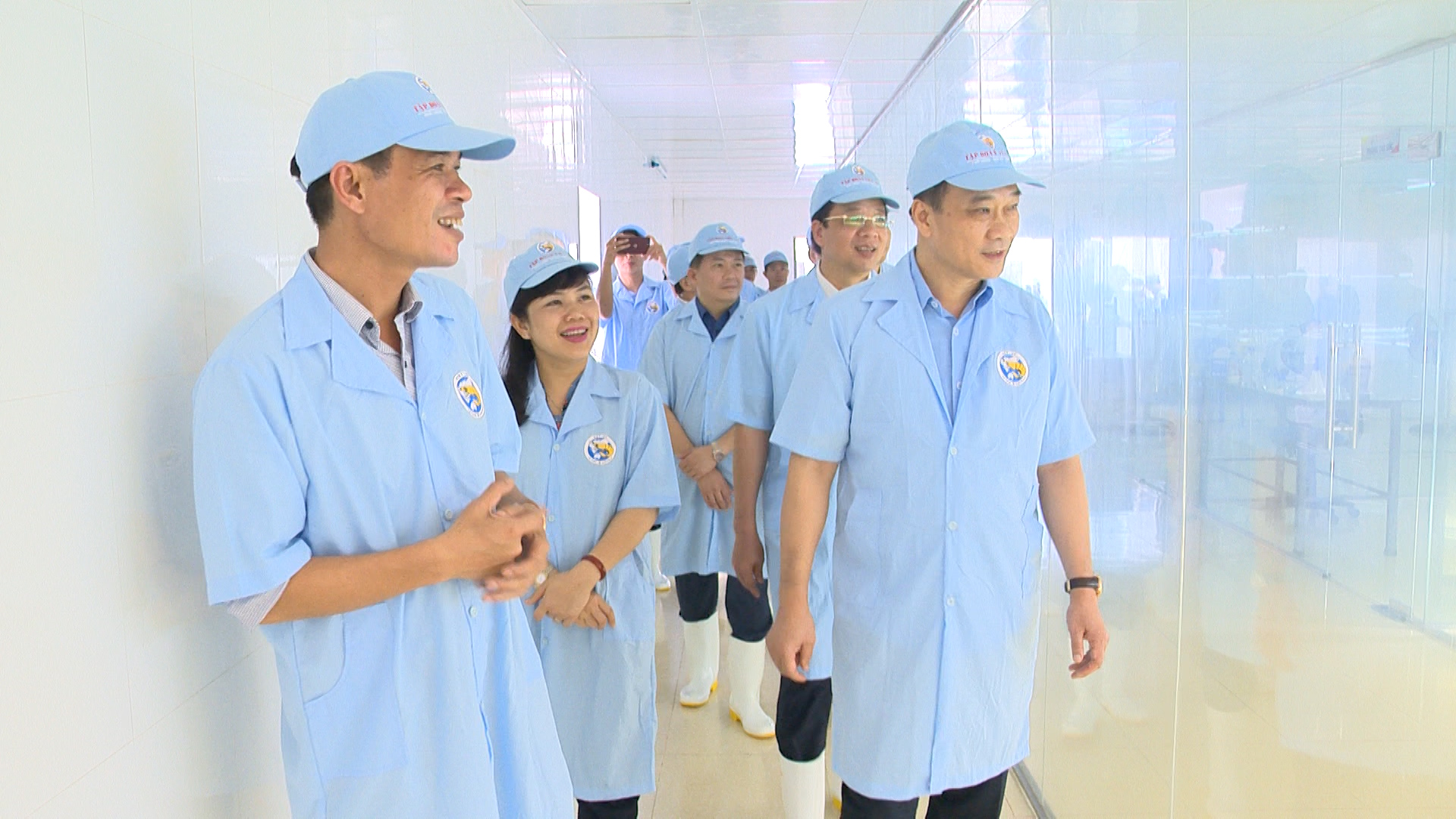 Đ/c Vũ Hồng Thanh nghe Tập đoàn Việt Úc giới thiệu về sản xuất tôm giống.