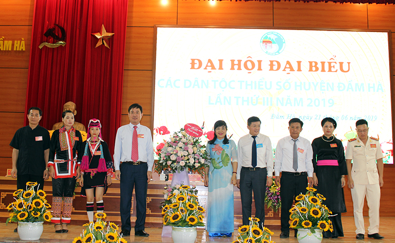 Đồng chí Nguyễn Thị Thu Hà, Tỉnh ủy viên, Bí thư Huyện ủy tặng hoa chúc mừng Đại hội