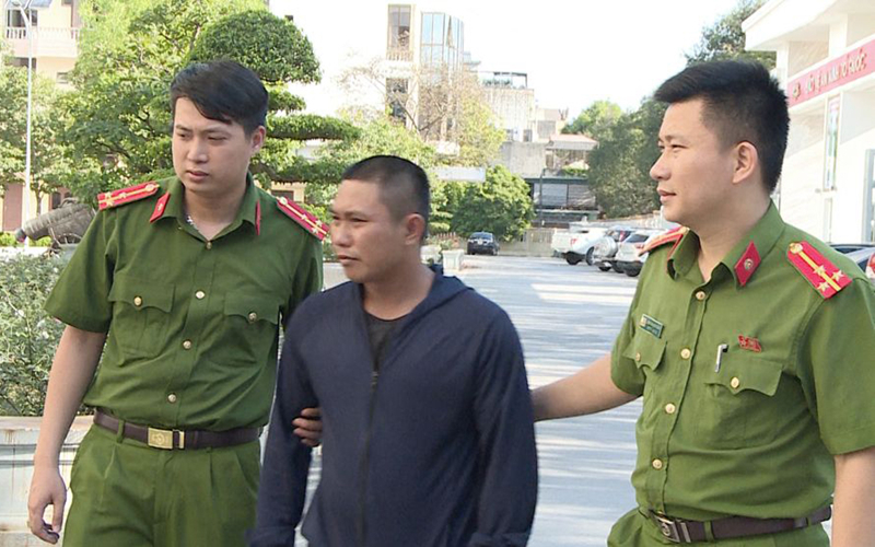  Lực lượng công an bắt giữ Lại Văn Sơn (Ảnh: Công an Thanh Hóa)