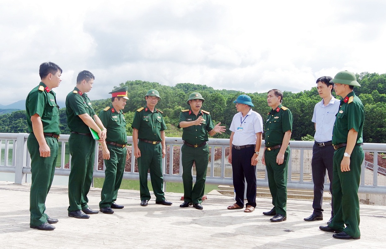 Bộ CHQS tỉnh kiểm tra công tác phòng chống lụt bão tại Hồ Đầm Hà Động, huyện Đầm Hà.