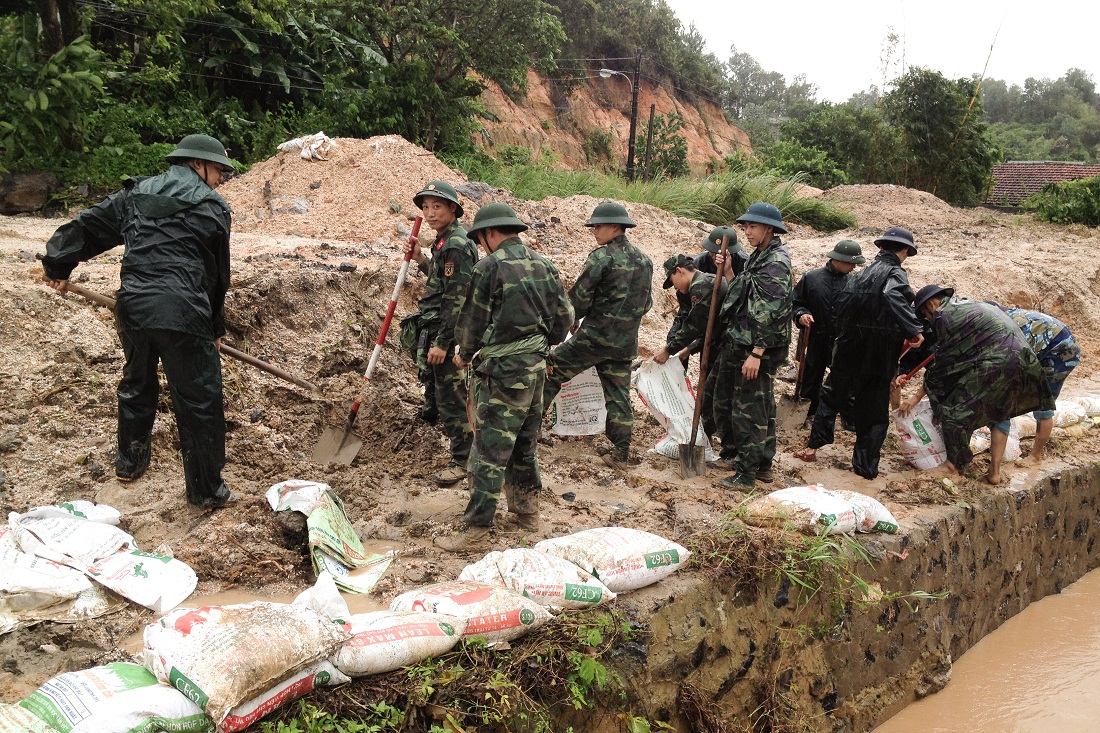 Ban CHQS TP Hạ Long hỗ trợ người dân phường Hà Phong khắc phục sự số do mưa bão. Ảnh do đơn vị cung cấp