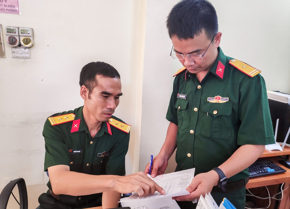  Trung tá Nguyễn Văn Mười trao đổi công việc hằng ngày với đồng đội.