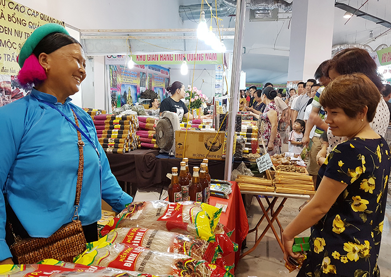 Người dân lựa chọn, mua sắm sản phẩm OCOP tại Hội chợ OCOP Quảng Ninh - Hè 2019. (Ảnh: Nguyễn Chiến)