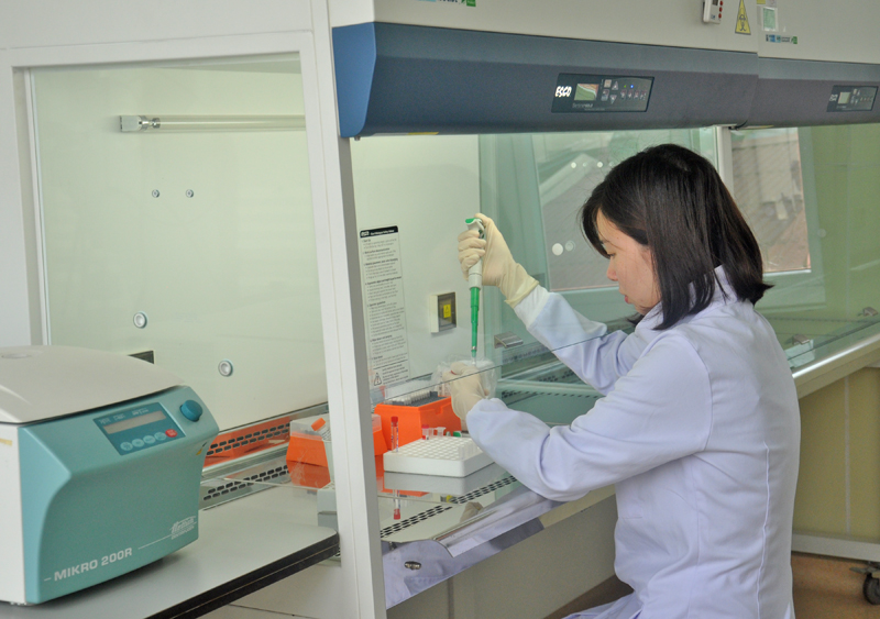 Phòng xét nghiệm của CDC Quảng Ninh triển khai được nhiều kỹ thuật chuyên sâu, được Bộ Y tế đánh giá là tỉnh đi đầu trong lĩnh vực xét nghiệm dịch bệnh, kiểm nghiệm và môi trường.