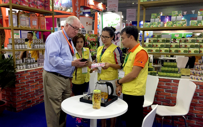Chuyên gia nước ngoài tìm hiểu sản phẩm OCOP Quảng Ninh tại Hội chợ triển lãm Quốc tế Công nghiệp thực phẩm Việt Nam (Vietnam Foodexpo) tháng 11, năm 2018 (Ảnh: Huy Bình, Trung tâm xúc tiến thương mại tỉnh)
