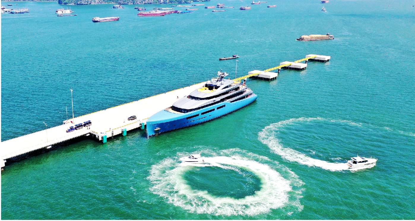 Thay vì ở Quảng Ninh 5 ngày, tỷ phú Joe Lewis (ông chủ đội bóng Tottenham Hotspur) đã lưu du thuyền của mình tới nửa tháng để tham quan những địa điểm du lịch đẹp của tỉnh.