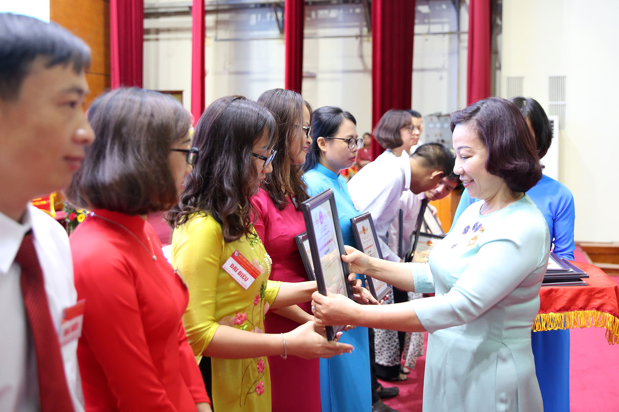 Phó Chủ tịch UBND tỉnh Vũ Thị Thu Thủy trao bằng khen của UBND tỉnh cho các tác gải, nhóm tác giả đoạt giải báo chí tỉnh năm 2018.