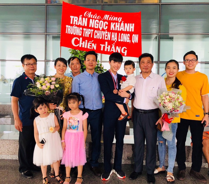 Gia đình, nhà trường vui mừng đón em học sinh Trần Ngọc Khánh tại sân bay sáng ngày 5/6/2019 ( Ảnh do Trường THPT Chuyên Hạ Long cung cấp)