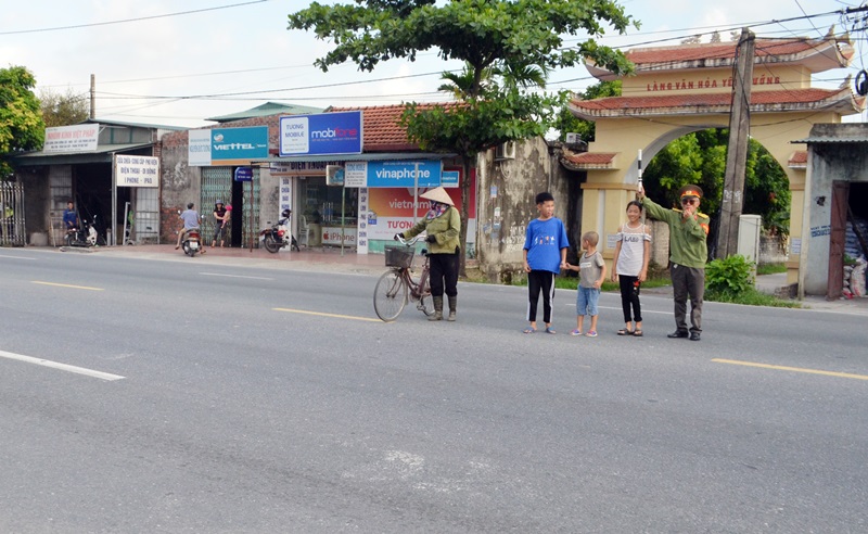 Hàng ngày CCB Trần Đức Hạnh vẫn cần mẫn dắt học sinh qua đường trong thời gian trước và sau giờ học.