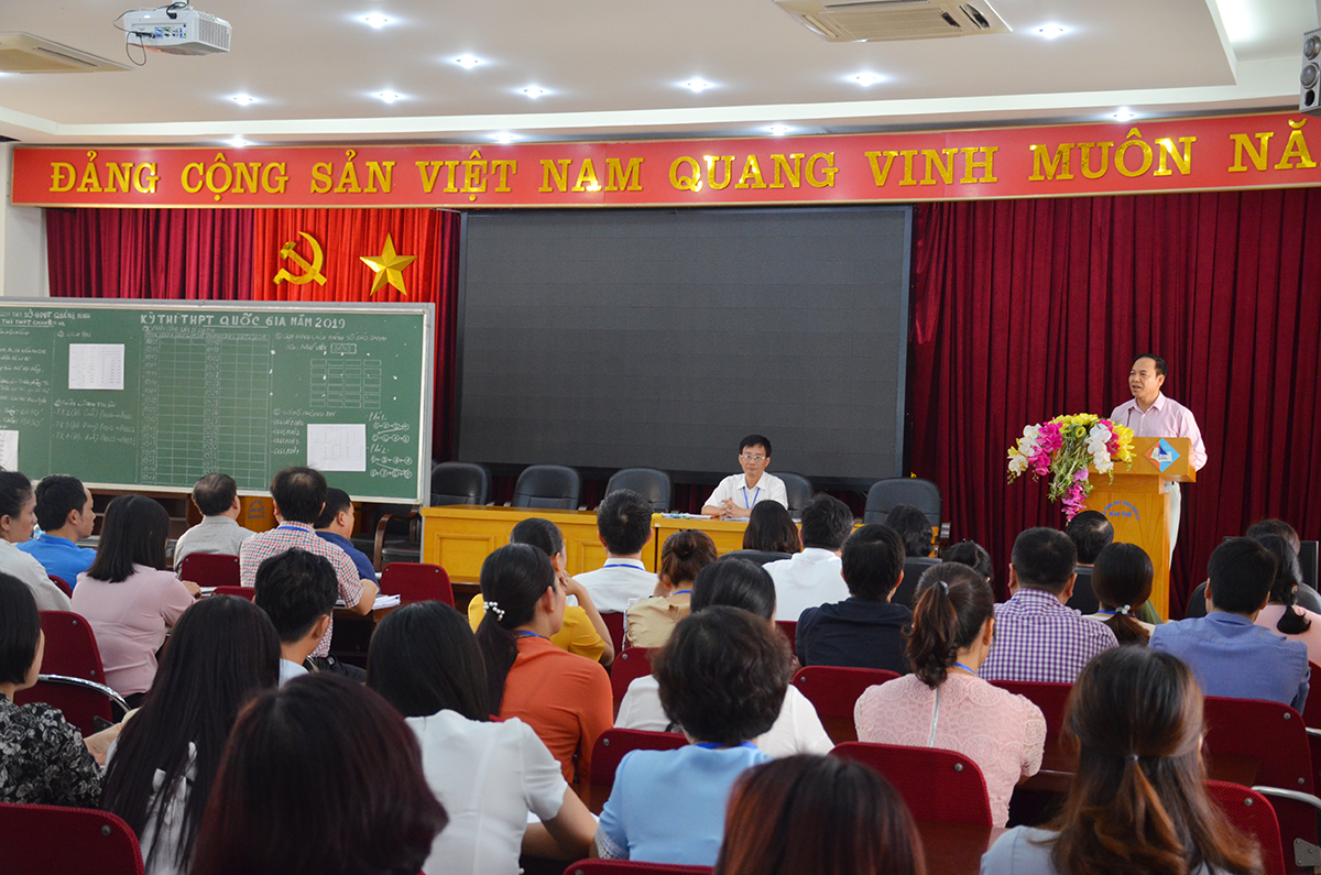 Phó Chủ tịch Thường trực UBND tỉnh đã đến kiểm tra và động viên thầy, trò tại điểm thi Trường THPT Chuyên Hạ Long
