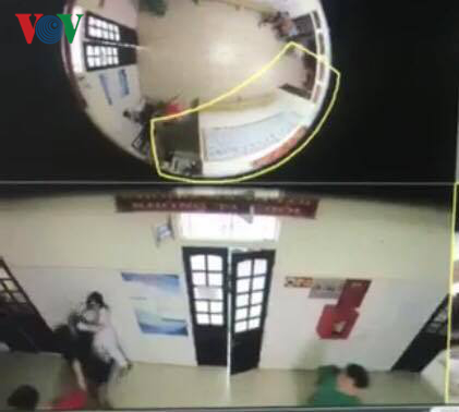 Hình ảnh nữ điều dưỡng Phương bị hành hung được camera ghi lại (ảnh cắt từ clip).