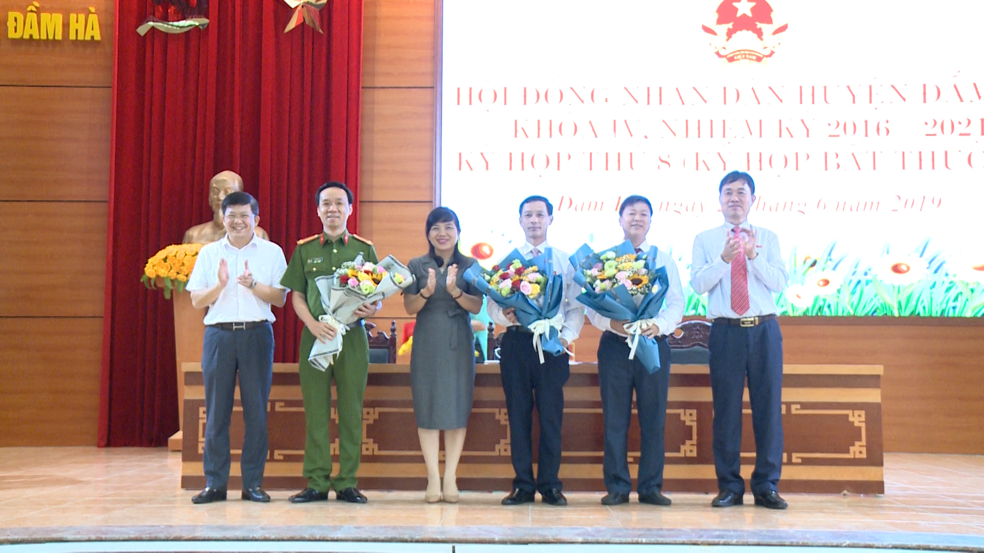 Lãnh đạo huyện tặng hoa chúc mừng các đồng chí trúng cử chức danh Phó chủ tịch HĐND, Ủy viên UBND huyện khóa IV