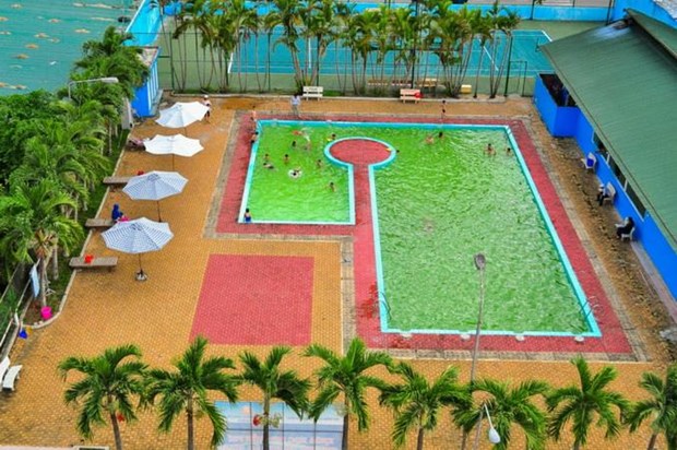 Bể bơi của khách sạn Sông Trà ở thành phố Quảng Ngãi, tỉnh Quãng Ngãi.