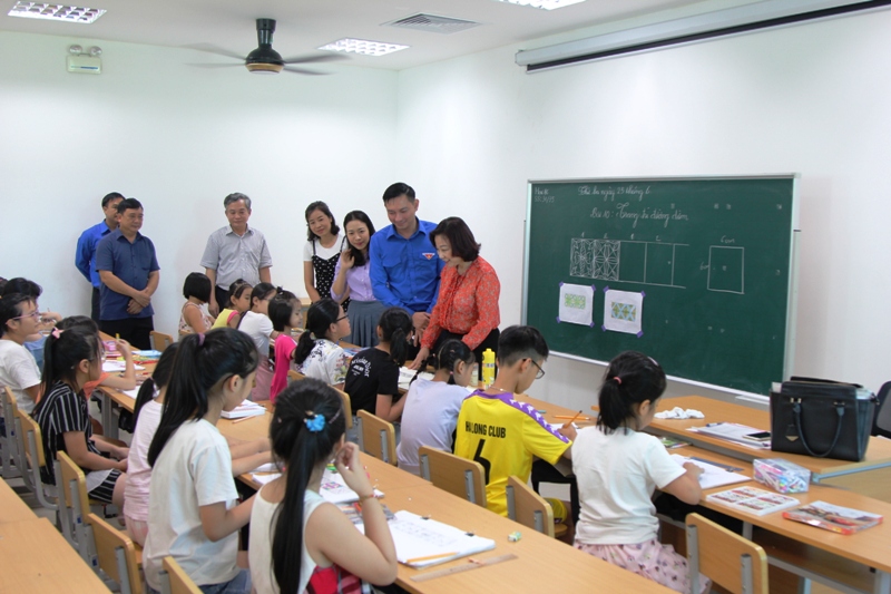 PCT UBND tiỉnh Vũ  Thị Thu Thủy thăm các lớp năng khiếu tại Cung văn hóa thanh thiếu nhi Quảng Ninh