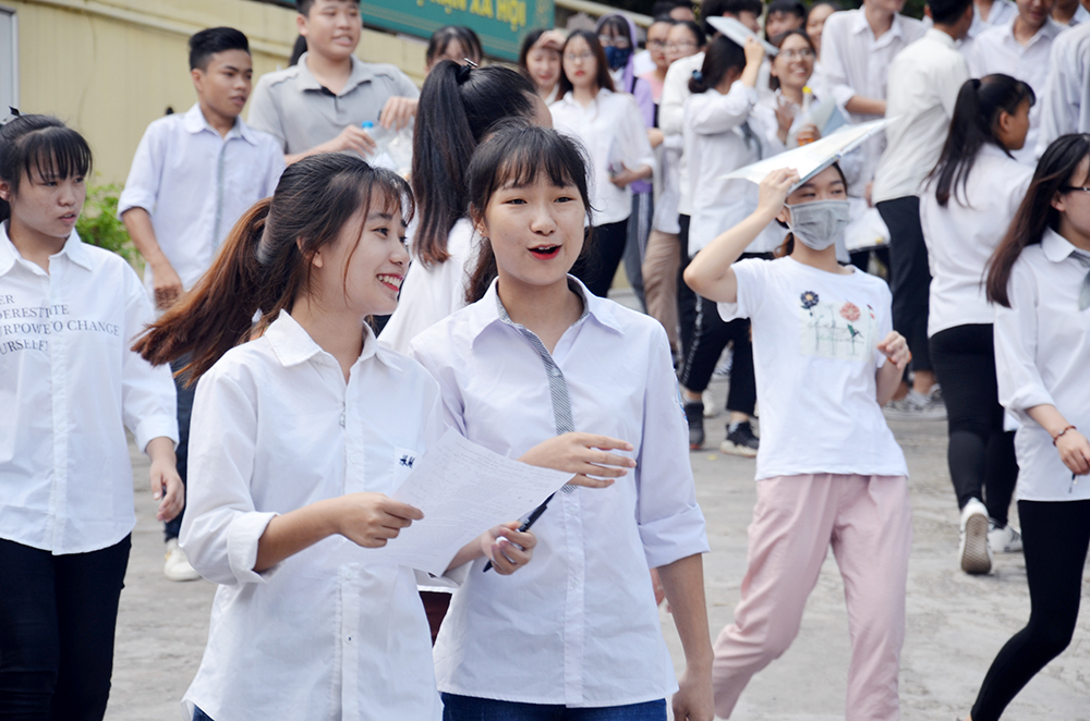 Thí sinh rời phòng thi ở điểm thi THPT Ngô Quyền, TP Hạ Long.