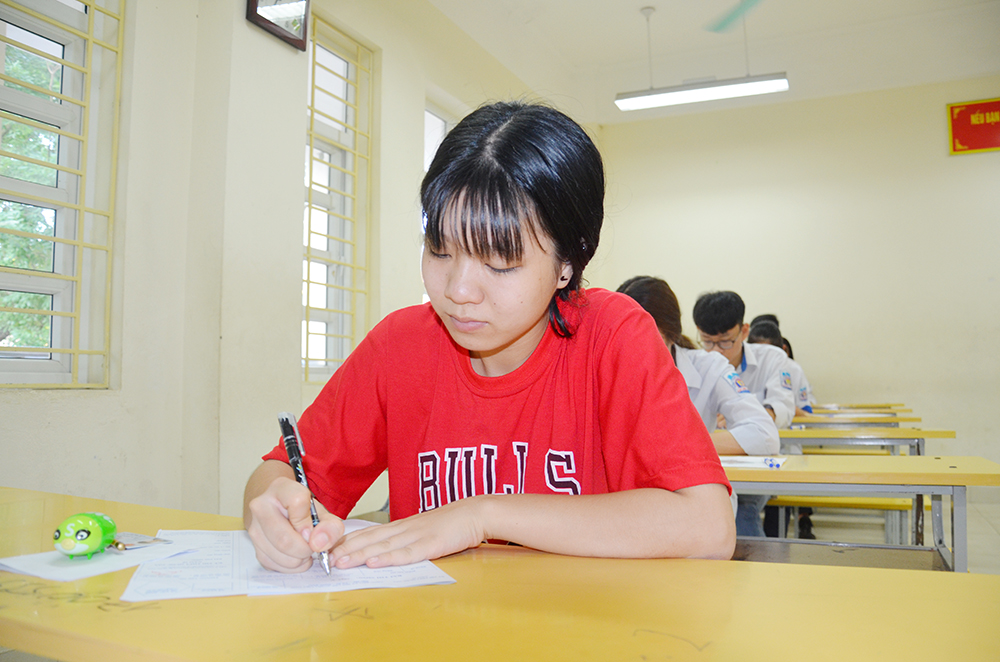 Thí sinh điền thông tin vào giấy nháp ở Điểm thi THPT Hòn Gai, TP Hạ Long.