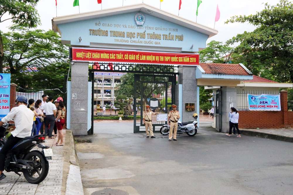 Lực lượng CSGT tăng cường ở điểm thi THPT Trần Phú, TP Móng Cái.
