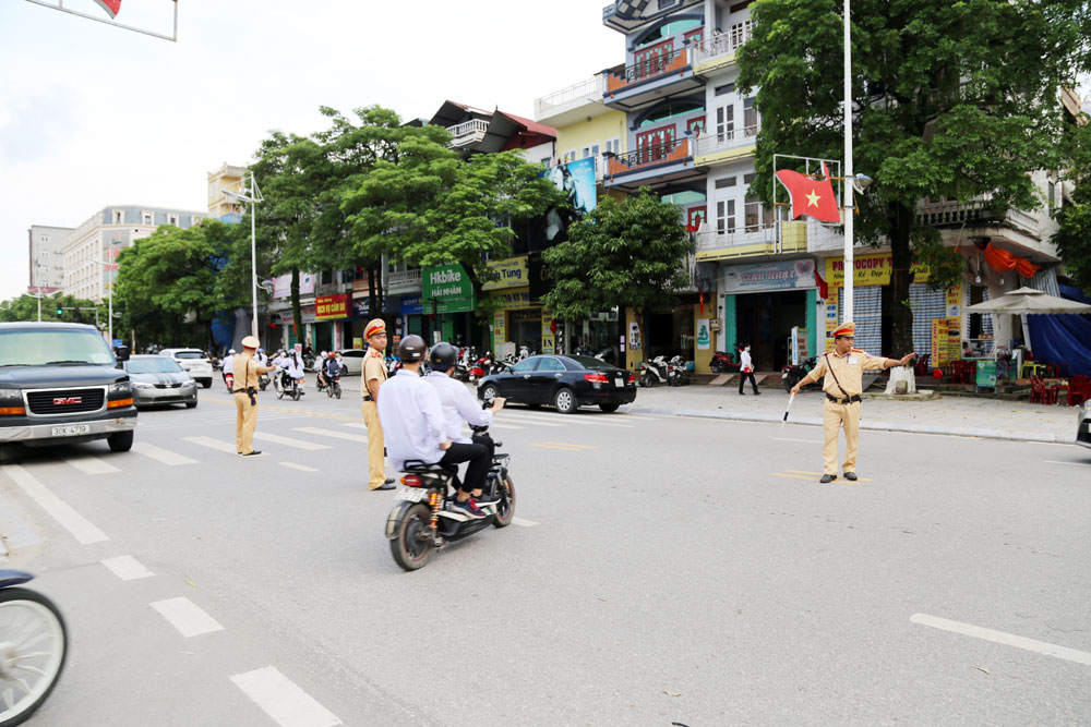 Lực lượng cảnh sát giao thông TP Móng Cái phân luồng giao thông tại điểm thi THPT Trần Phú