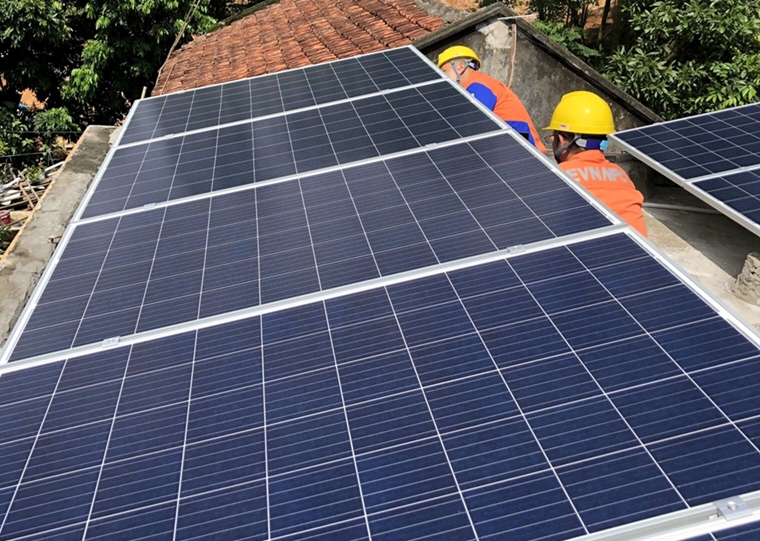 Lắp đặt điện mặt trời cho khách hàng ở TP Móng Cái.