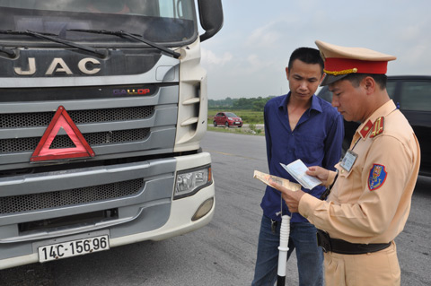 CSGT kiểm tra hành chính phương tiện tham gia giao thông trên QL279