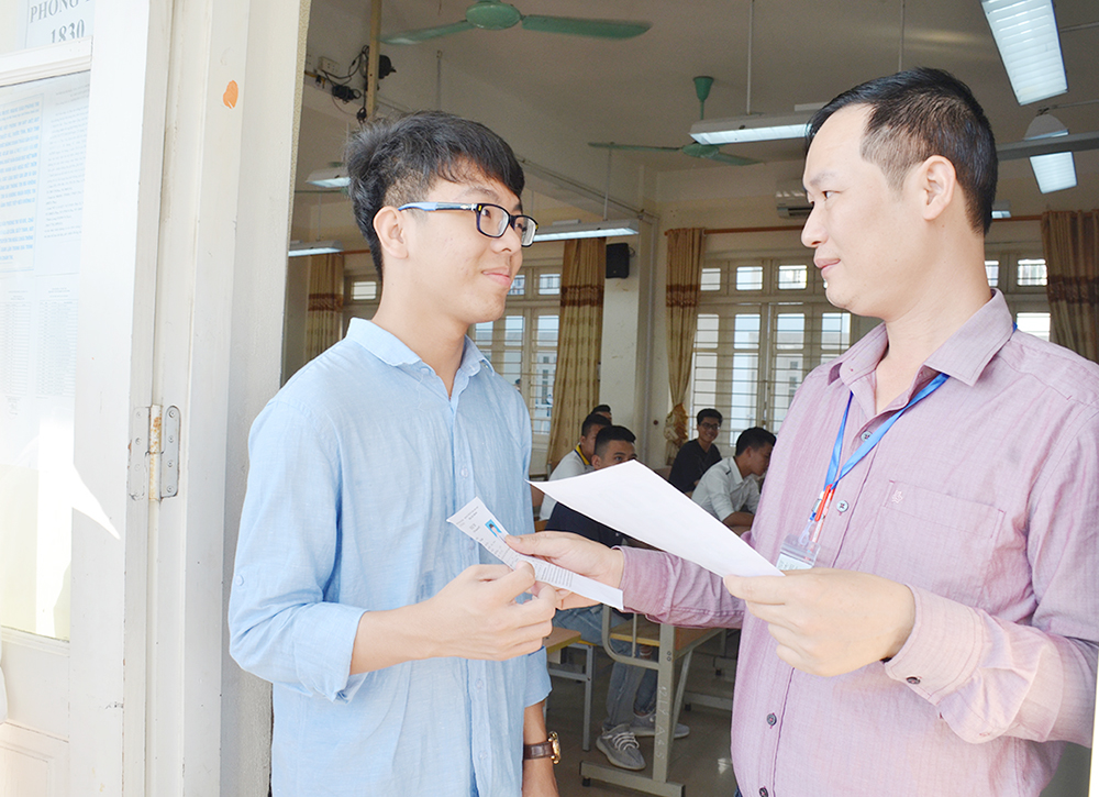 Giám thị kiểm tra các thông tin khi gọi thí sinh vào phòng thi tại điểm thi THPT Chuyên Hạ Long 