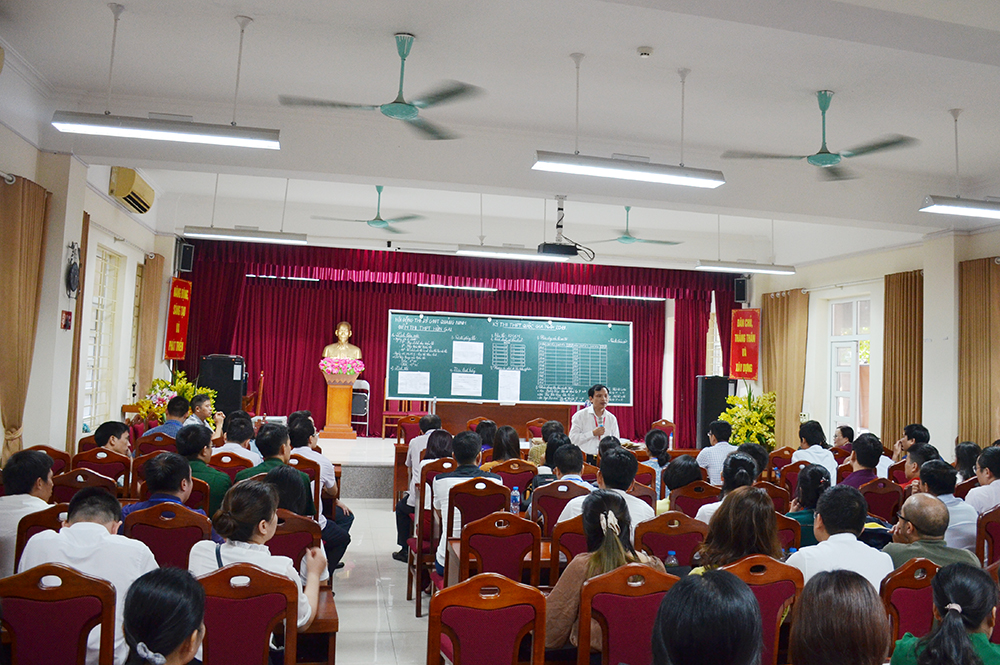 Cục trưởng Cục Quản lý chất lượng (Bộ GD&ĐT) Mai Văn Trinh đã thăm hỏi và động viên các cán bộ coi thi tại hội đồng thi THPT Hòn Gai