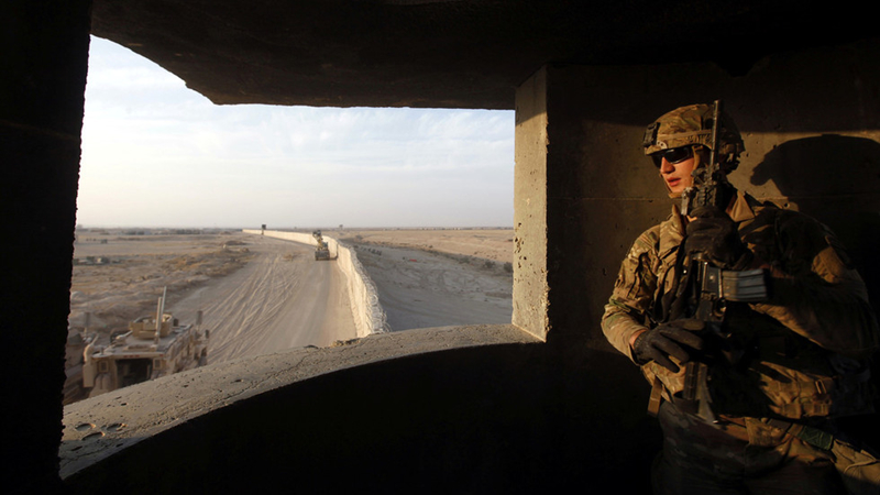 Một binh sỹ Mỹ ở căn cứ quân sự của Mỹ ở Qayyara, Iraq. Ảnh: Reuters