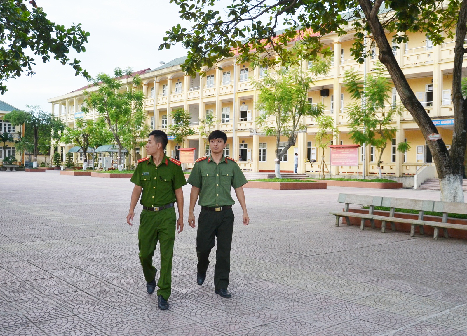 Lực lượng an ninh tuần tra tại điểm thi THPT Hoành Bồ.