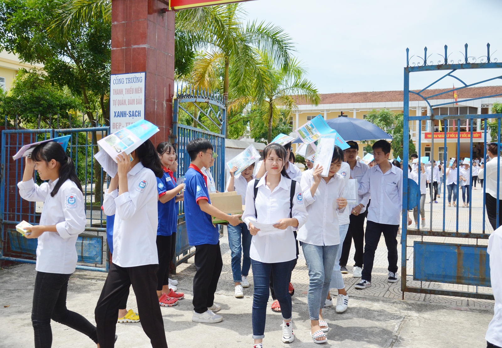 Thí sinh điểm thi THCS thị trấn Trới (huyện Hoành Bồ) ra về sau khi kết thúc môn thi tổ hợp khoa học xã hội.