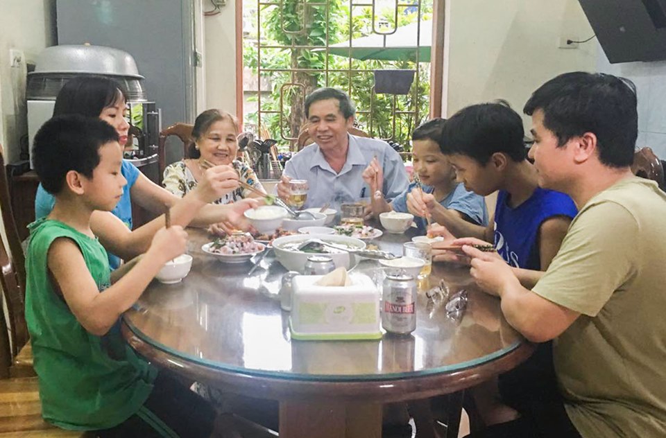Bữa cơm chiều gắn kết mọi thành viên trong gia đình nhà ông 