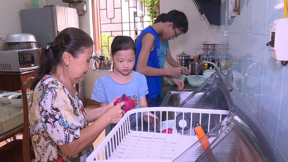 Bà Hà Thị Đường, vợ ông Chiến, đang cùng các các con cháu chuẩn bị bữa cơm chiều thường ngày.