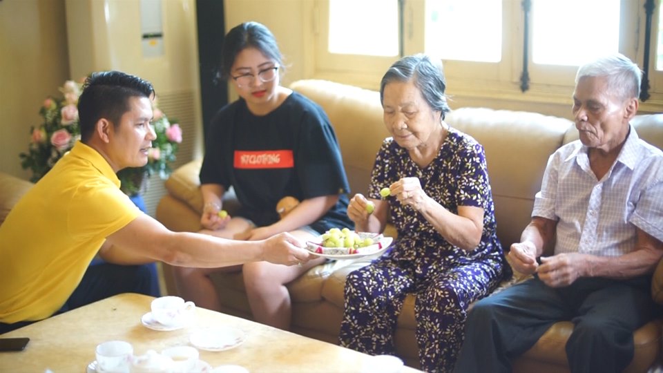 Được phụng dưỡng bố mẹ là niềm hạnh phúc của gia đình anh Tạ Thành Công.